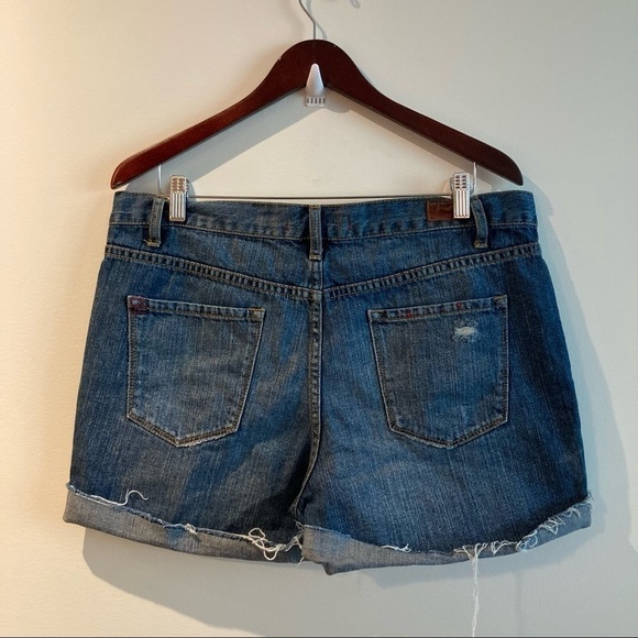 BDG Sz 32 Boyfriend Distressed High Rise Mid-Wash  Shorts - Picture 3 of 5